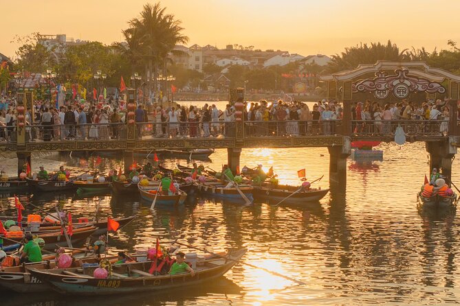 Hoi An Lantern Making Class with Lantern Boat Trip - Making a lantern in Hoi An Ancient Town