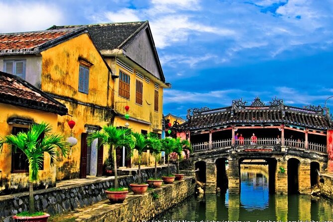 Hoi An Night Market - Ancient Town street food tours by Night - How the guides shape the experience