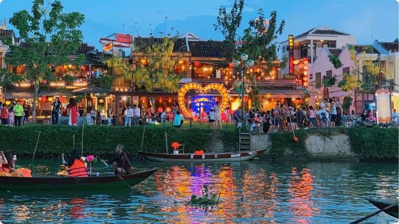 Hoi An: River Lantern Boat Experience with Free 5G eSIM - Crowds, timing, and the feel of the river