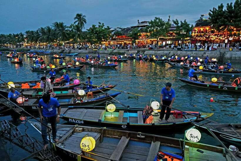 Hoi An: River Lantern Boat Experience with Free 5G eSIM - What happens during the 20-minute ride