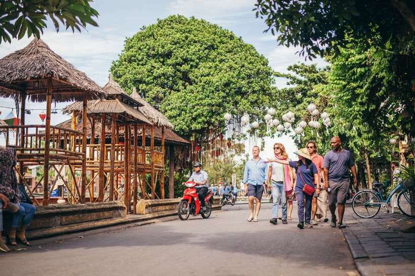 Hoi An: Sunset Food Tasting Tour - Cao lau, chicken rice, and the question of repetition