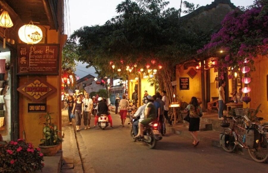 Hoi An: Sunset Food Tasting Tour - Small alleys and family-run places