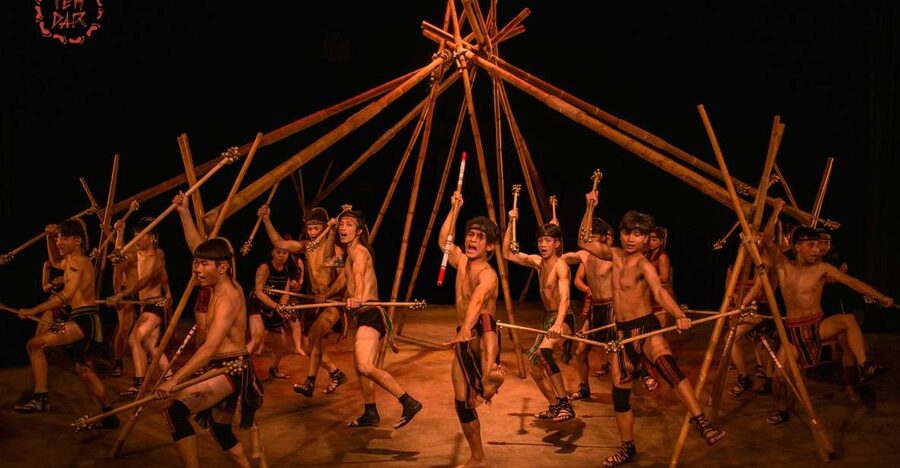 Hoi An: Teh Dar Vietnamese Bamboo Circus at Lune Center - What the performers do with bamboo and rope