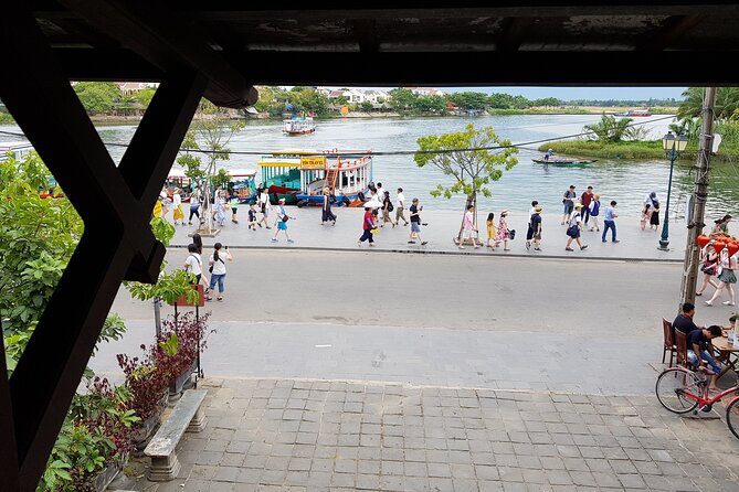 Hoi An town private walking tour with boat trip - Japanese Covered Bridge: Hoi An’s essential landmark