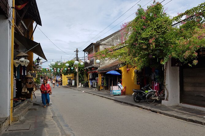 Hoi An town private walking tour with boat trip - Twenty minutes on the Hoai River