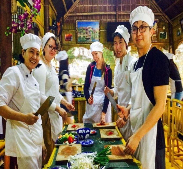Hoi An: Traditional Cooking Class & meal with Local Family - Group size, atmosphere, and the role of the chef