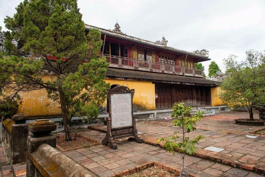 Hue Customizable Tour with Imperial Citadel & Forbidden City - Temples, urns, and the politics of ancestry