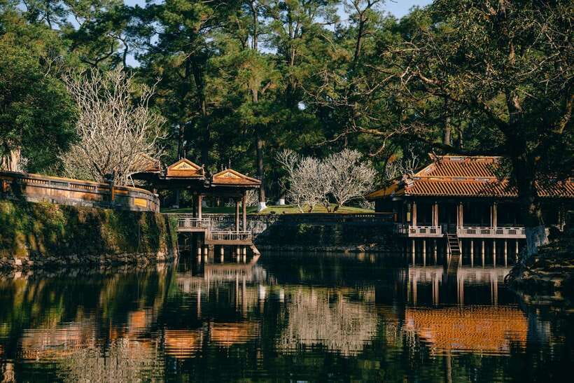 Hue :Exploring Royal City with Multi Options and Dragon Boat - Picking the right number of sites