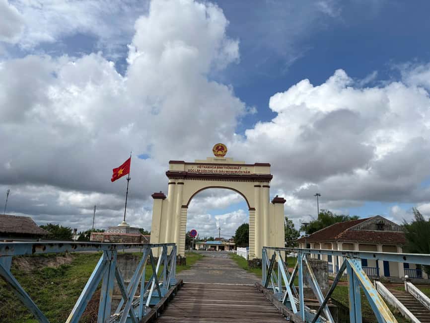 Hue: Half-Day DMZ Tour to Vinh Moc Tunnels by Private Car - Local guides, drivers, and the private format