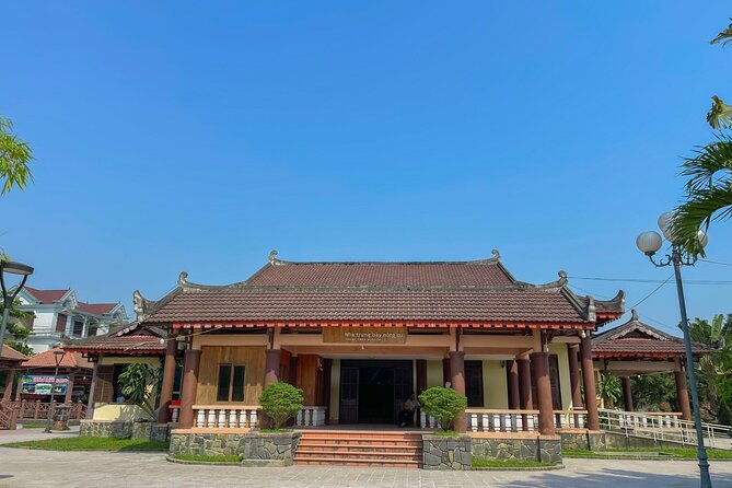 Hue Hoi An Bus Tour Sightseeing via Hai Van Pass 4 Stops - The guide can make the road time more useful