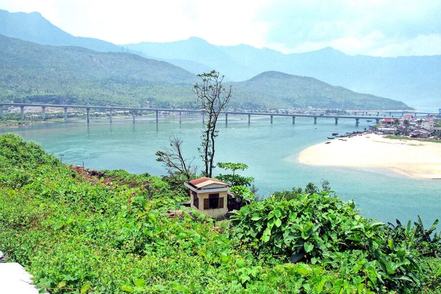 Hue: Private Car to Hoi An via Fabulous Stops - Route 2: adding Golden Bridge at Ba Na Hills