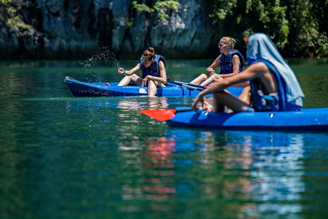 Kayaking at Lan Ha Bay - Boarding the junk boat for Lan Ha Bay