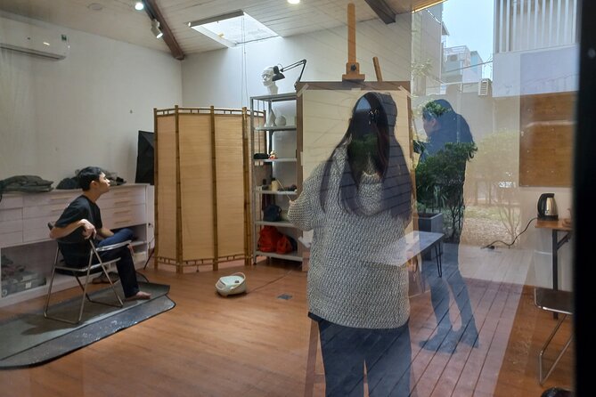 Life Drawing Class - Art Workshop at Art Tutor Hanoi - The supplied art materials and studio setup