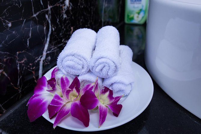 Luxury Halong Bay 1 Day on Cruises From Hanoi with Bus & Lunch - Lunch with Vietnamese dishes and seafood