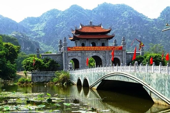 Luxury Ninh Binh: Hoa Lu - Mua Cave - Tam Coc Day Tour from Hanoi - Tam Coc’s sampan ride through three caves