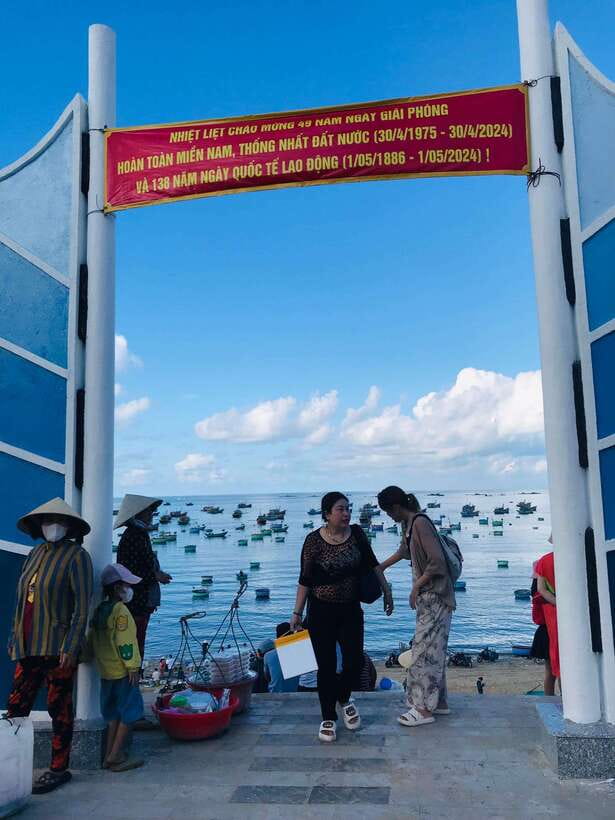 Mui Ne: Sunrise or Sunset Jeep Tour & Quad Bike With Driver - Walking the Fairy Stream