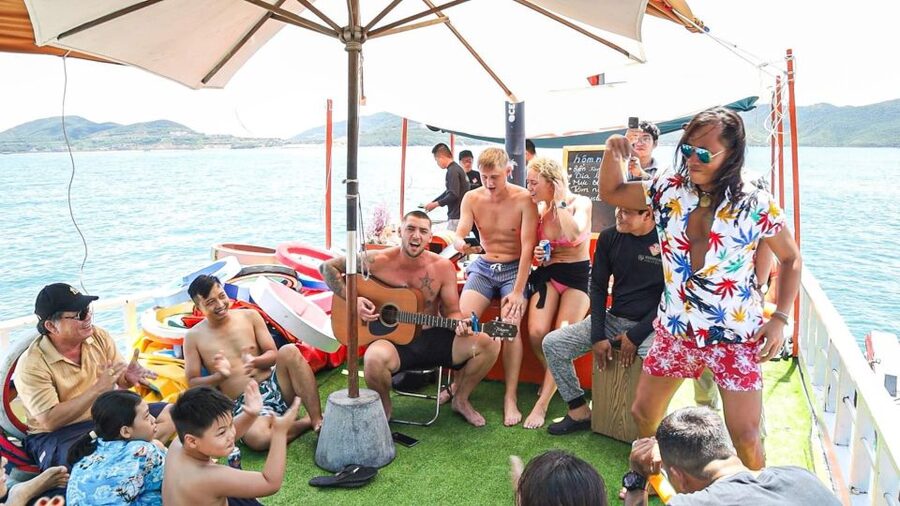 Nha Trang: Coral Reef Snorkeling and Floating Bar Party - Con Se Tre Tourist Village and the seafood lunch