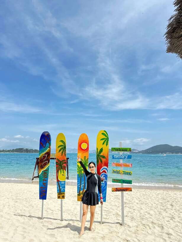 Nha Trang: Hopping Tour, Snorkeling, Boat Party, & BBQ Lunch - The floating bar and boat party