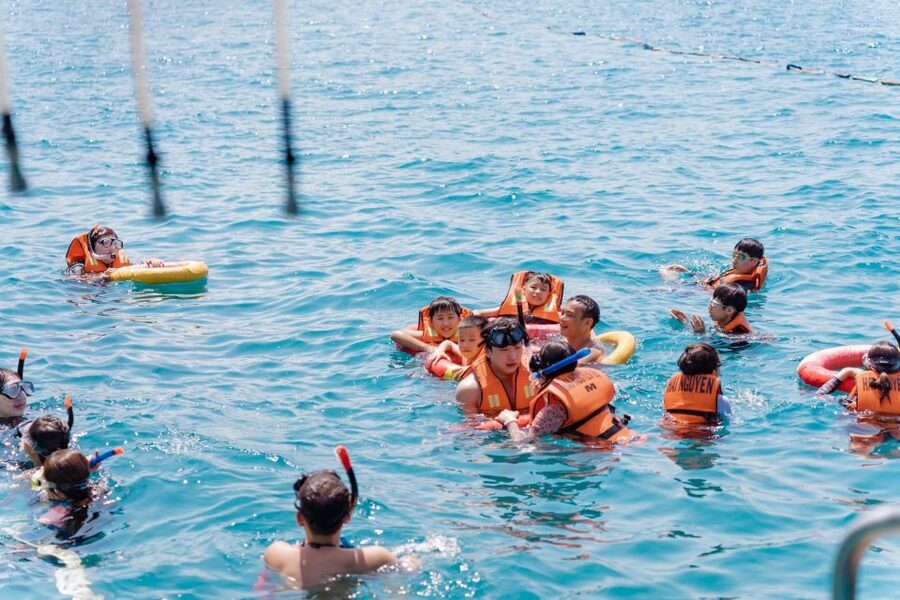 Nha Trang: Hopping Tour, Snorkeling, Boat Party, & BBQ Lunch - Lunch at the floating restaurant