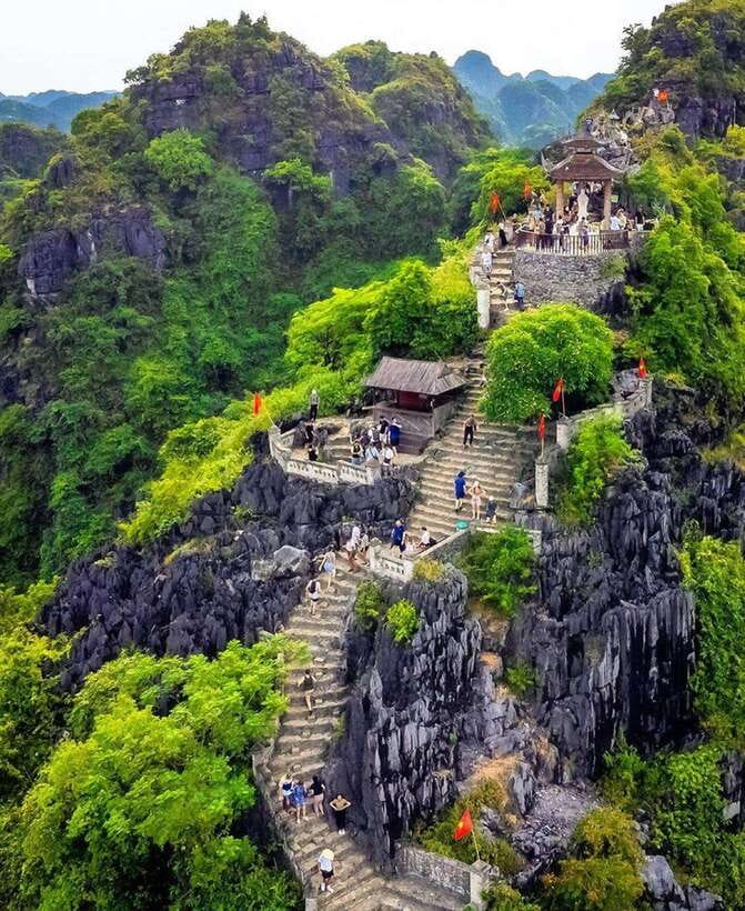 Ninh Binh: Bai Dinh, Trang An, and Mua Cave Small-Group Tour - Bai Dinh Pagoda and its giant Buddha