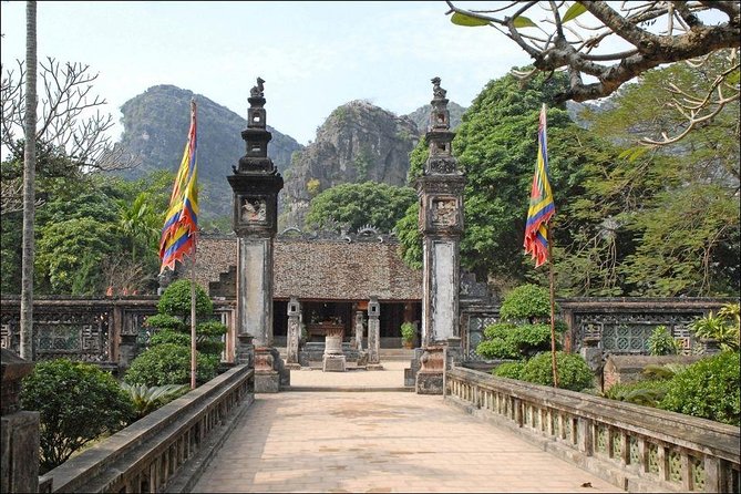 Ninh Binh Daily Tour: Hoa Lu - Tam Coc boat trip and Bike - Vietnamese buffet lunch at a local restaurant