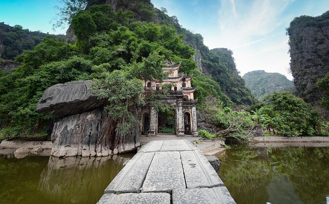 Ninh Binh Day Trip: Bai Dinh-Trang An-Mua Cave, Buffet, Boat, Bus - Bai Dinh Pagoda and its giant scale