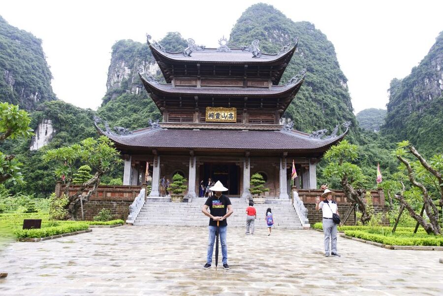Ninh Binh: Hoa Lu, Mua Cave, and Trang An Tour and Boat Ride - What the guide adds to the day
