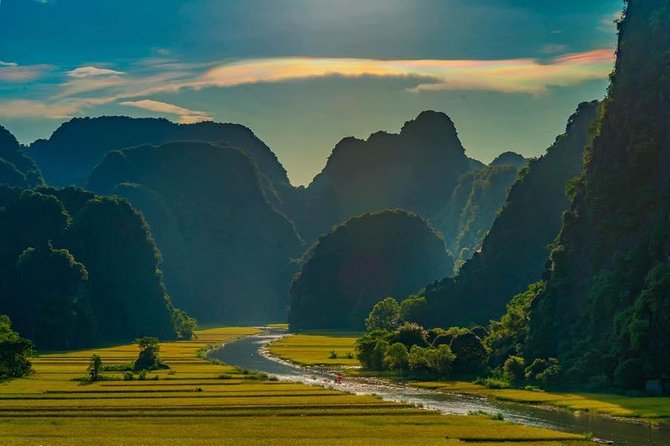 NINH BINH MEMORABLE DAY: Hoa Lu, Mua Cave, boat trip Tam Coc, Trang An optional - Hoa Lu and the temples of two dynasties