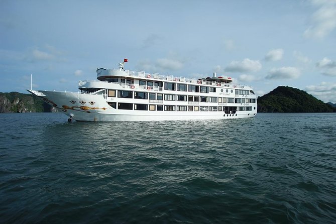 Overnight Halong Bay Cruise on the Starlight - Day one: Sung Sot Cave and the Ti Top climb