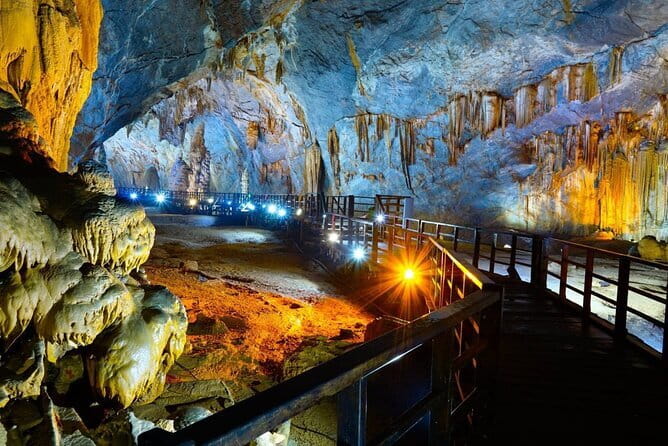 Paradise Cave & Dark Cave 1 Day - Deluxe Small Group - Guides who help the day run smoothly