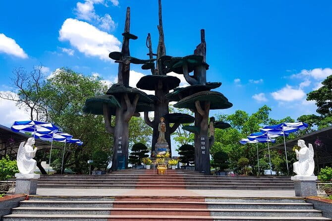 Phong Nha Cave & Paradise Cave Full-Day Exploration from Hue - Lunch near the park, with little time to linger