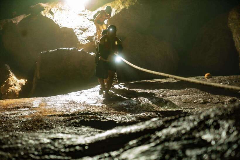 Phong Nha: Phong Nha Cave Expedition 4.5 km by Kayak - 9:00 AM pickup and a practical start