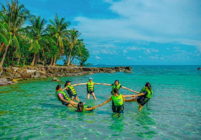Phu Quoc: Cable Car Ride and 3 Islands Boat Tour with Lunch - Guides, group rhythm, and what makes the day work