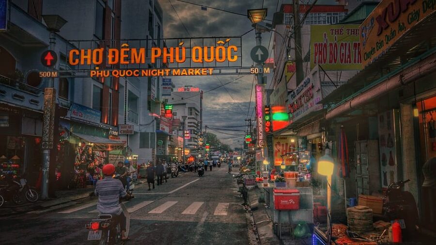 Phu Quoc: Street Food Tour - Seafood hotpot or noodles at a local restaurant
