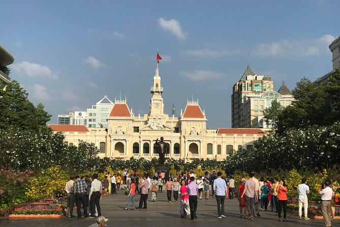 Private Arrival Transfer: Tan Son Nhat Airport to Ho Chi Minh City Hotels - What the car and driving service are like