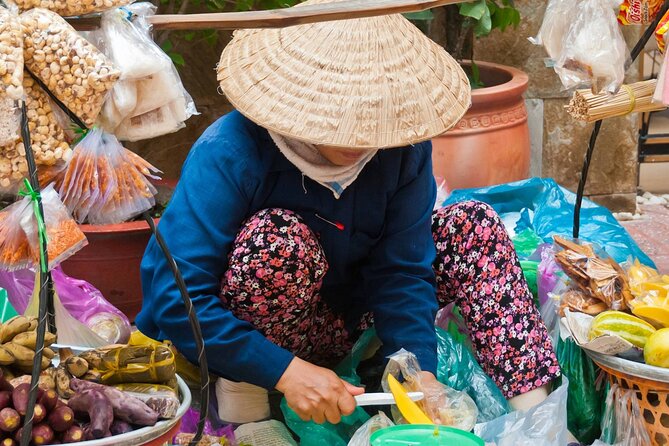 PRIVATE Hoi An Ancient Town - Night Market Street Food By Night - What the private guide adds