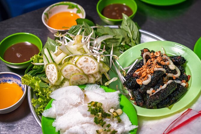 Private Street Food Tour by Motorbike in Ho Chi Minh City - The signature papaya salad at Le Van Tam Park