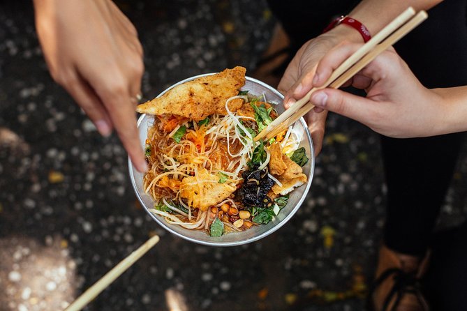 The 10 Tastings of Ho Chi Minh City With Locals: Private Street Food Tour - A temple stop before bánh mì near Tao Dan Park