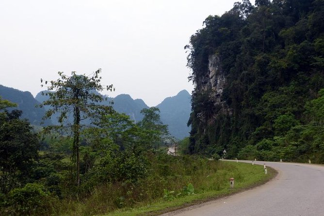 TOUR TO THE CAVES - Paradise & Dark caves from Dong hoi city - What the guide adds, and where expectations matter