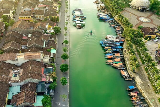 VIP Limousine: Hoi An to Hue Trip - Driver and staff service